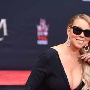 Mariah Carey laisse ses empreintes dans le ciment lors d'une cérémonie au Chinese Theater à Hollywood. Los Angeles, le 1er novembre 2017. © Chris Delmas/Bestimage