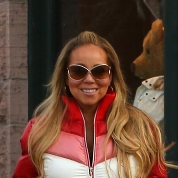 Exclusif - Mariah Carey fait du shopping avec une amie à Aspen, le 25 décembre 2017.