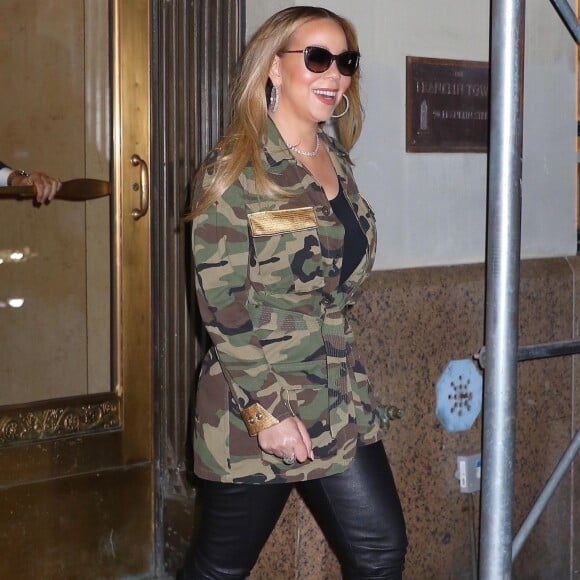 Mariah Carey porte un pantalon en cuir et une veste camouflage à la sortie d'un immeuble à New York, le 24 janvier 2018.