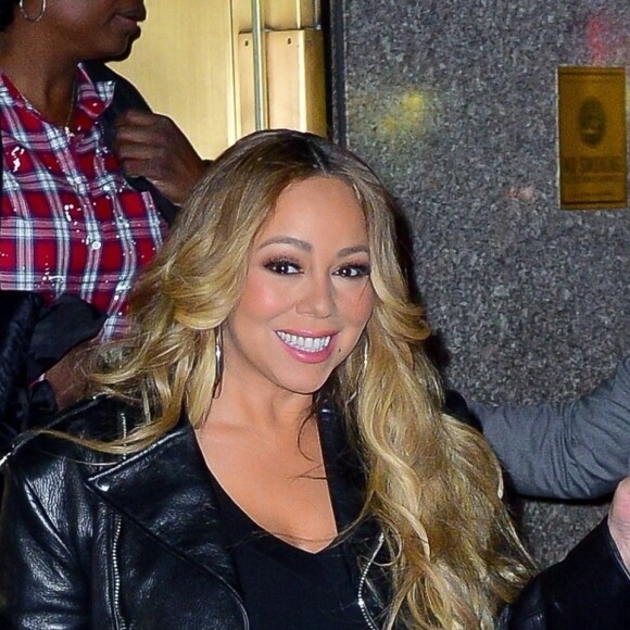 Mariah Carey moulée dans une longue jupe à New York pour la promotion de son nouvel album "Caution" Le 16 novembre 2018.