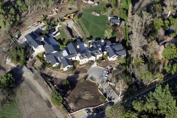 Vues aériennes de la maison de Kanye West et Kim Kardashian encore en chantier depuis de long mois le 18 février 2016 à Los Angeles dans le quartier de Hidden Hills. Le couple star a acquis cette maison pour environ 20 millions de dollars. Ensuite ils ont acheté la villa voisine pour un montant de 3 millions de dollars. Leur projet de rénovation inclus une construction nouvelle qui reste encore inachevé. Les images montrent juste le trou béant qui devait accueillir le projet final. Un véritable domaine mais qui reste encore un projet inachevé. Le délai prévu sera largement dépassé et les travaux seront terminés bien après 2019.