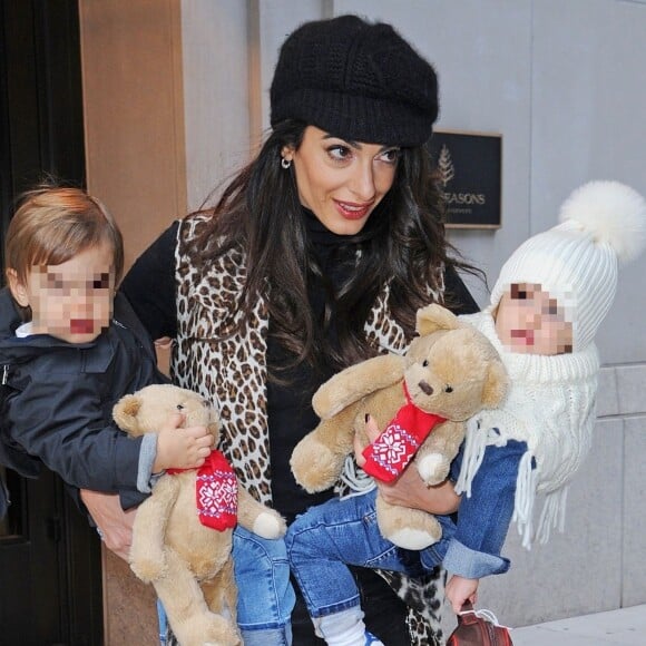Amal Clooney est de sortie avec ses deux enfants Ella et Alexander à New York le 6 décembre 2018. 