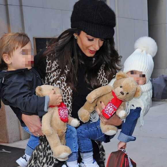 Amal Clooney est de sortie avec ses deux enfants Ella et Alexander à New York le 6 décembre 2018. 