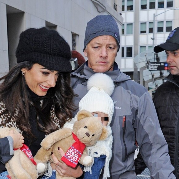 Amal Clooney est de sortie avec ses deux enfants Ella et Alexander à New York le 6 décembre 2018. 