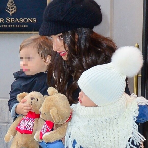 Amal Clooney est de sortie avec ses deux enfants Ella et Alexander à New York le 6 décembre 2018.