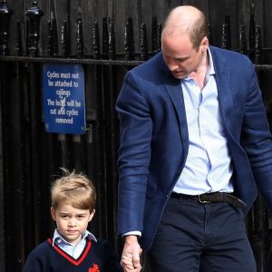 Le prince William, duc de Cambridge arrive avec ses enfants le prince George de Cambridge et la princesse Charlotte de Cambridge à l'hôpital St Marys après que sa femme Catherine (Kate) Middleton, duchesse de Cambridge ait donné naissance à leur troisième enfant à Londres le 23 avril 2018.