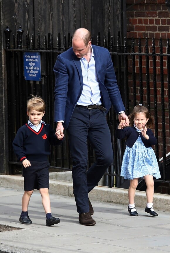 Le prince William, duc de Cambridge arrive avec ses enfants le prince George de Cambridge et la princesse Charlotte de Cambridge à l'hôpital St Marys après que sa femme Catherine (Kate) Middleton, duchesse de Cambridge ait donné naissance à leur troisième enfant à Londres le 23 avril 2018.