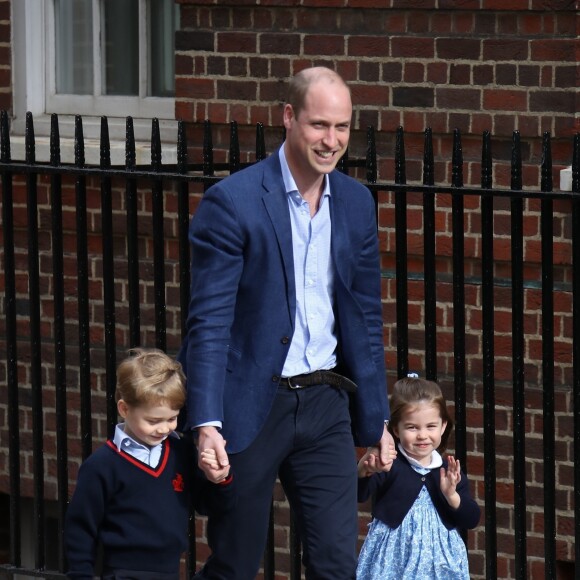 Le prince William, duc de Cambridge arrive avec ses enfants le prince George de Cambridge et la princesse Charlotte de Cambridge à l'hôpital St Marys après que sa femme Catherine (Kate) Middleton, duchesse de Cambridge ait donné naissance à leur troisième enfant à Londres le 23 avril 2018.