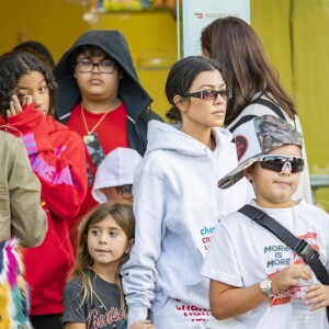 Exclusif - Kourtney Kardashian et Travis Barker emmènent leurs enfants respectifs Mason, Penelope, Landon et Alabama en balade dans les rues de Calabasas, le 2 décembre 2018