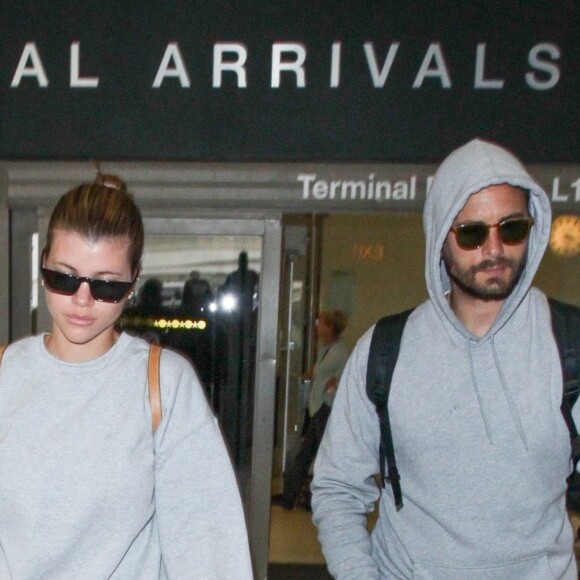 Exclusif - Scott Disick et sa compagne Sofia Richie arrivent à l'aéroport de LAX à Los Angeles, le 4 novembre 2018