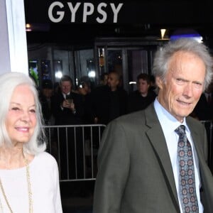 Clint Eastwood entouré de son ex Maggie Johnson et de sa compagne Christina lors de la première du film "The mule" (La Mule) au Regency Village Theater à Westwood le 10 décembre 2018.