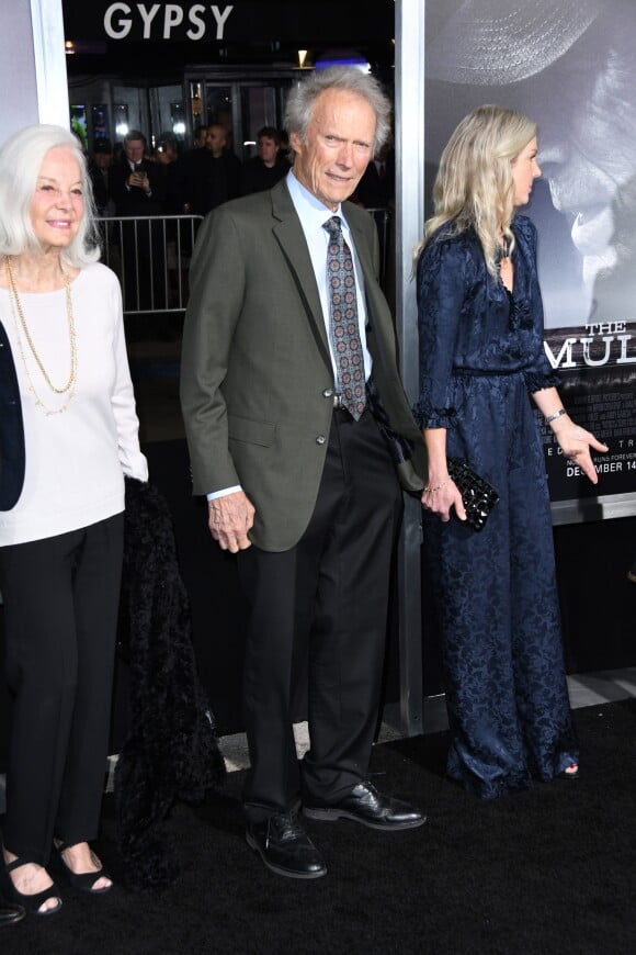 Clint Eastwood entouré de son ex Maggie Johnson et de sa compagne Christina lors de la première du film "The mule" (La Mule) au Regency Village Theater à Westwood le 10 décembre 2018.