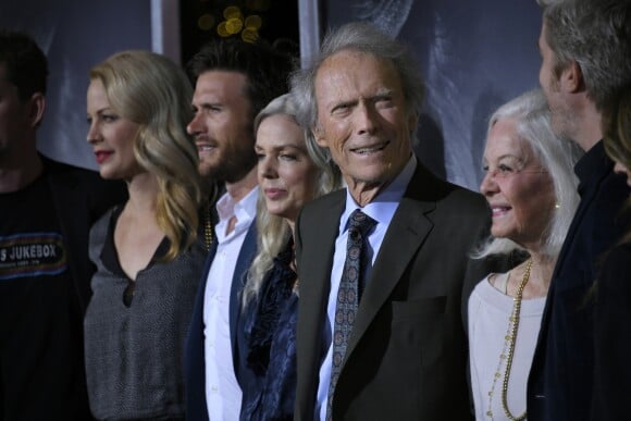 Clint Eastwood avec sa famille lors de la première du film "The mule" (La Mule) au Regency Village Theater à Westwood le 10 décembre 2018.