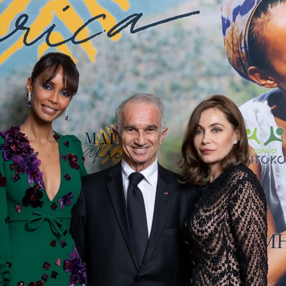 Exclusif - Alain Terzian entre Sonia Rolland (Présidente de Maïsha Africa) et Emmanuelle Béart au dîner de gala au profit de l'association "Maïsha Africa" de Sonia Rolland au Pavillon Gabriel, à Paris, le 17 décembre 2018. © Gorassini-Moreau/Bestimage
