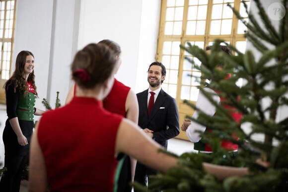 Le prince Carl Philip de Suède lors de la livraison des sapins de Noël au palais royal le 17 décembre 2018. © Sara Friberg / Cour royale de Suède