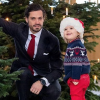 Le prince Carl Philip de Suède et son fils le prince Alexander lors de la livraison des sapins de Noël au palais royal le 17 décembre 2018. © Instagram Carl Philip et Sofia de Suède.