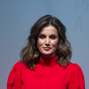 La reine Letizia d'Espagne, vêtue d'une robe portée près d'une quarantaine d'années plus tôt par sa belle-mère la reine Sofia, présidait à la remise des Prix Nationaux de la Mode espagnole au Musée du Costume à Madrid le 19 décembre 2018.