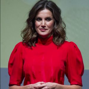 La reine Letizia d'Espagne, vêtue d'une robe portée près d'une quarantaine d'années plus tôt par sa belle-mère la reine Sofia, présidait à la remise des Prix Nationaux de la Mode espagnole au Musée du Costume à Madrid le 19 décembre 2018.