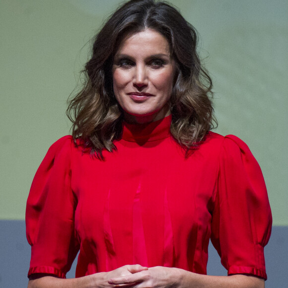La reine Letizia d'Espagne, vêtue d'une robe portée près d'une quarantaine d'années plus tôt par sa belle-mère la reine Sofia, présidait à la remise des Prix Nationaux de la Mode espagnole au Musée du Costume à Madrid le 19 décembre 2018.