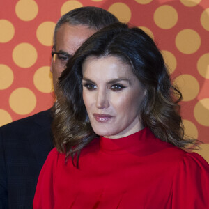 La reine Letizia d'Espagne, vêtue d'une robe portée près d'une quarantaine d'années plus tôt par sa belle-mère la reine Sofia, présidait à la remise des Prix Nationaux de la Mode espagnole au Musée du Costume à Madrid le 19 décembre 2018.