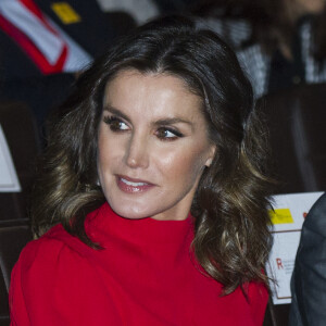 La reine Letizia d'Espagne, vêtue d'une robe portée près d'une quarantaine d'années plus tôt par sa belle-mère la reine Sofia, présidait à la remise des Prix Nationaux de la Mode espagnole au Musée du Costume à Madrid le 19 décembre 2018.