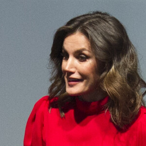 La reine Letizia d'Espagne, vêtue d'une robe portée près d'une quarantaine d'années plus tôt par sa belle-mère la reine Sofia, présidait à la remise des Prix Nationaux de la Mode espagnole au Musée du Costume à Madrid le 19 décembre 2018.