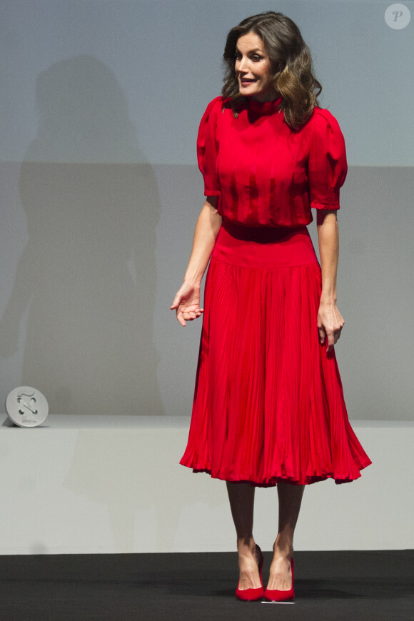 La reine Letizia d'Espagne, vêtue d'une robe portée près d'une quarantaine d'années plus tôt par sa belle-mère la reine Sofia, présidait à la remise des Prix Nationaux de la Mode espagnole au Musée du Costume à Madrid le 19 décembre 2018.