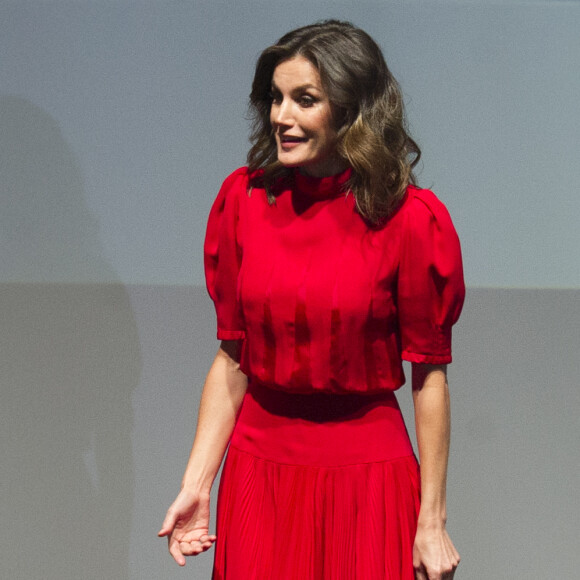 La reine Letizia d'Espagne, vêtue d'une robe portée près d'une quarantaine d'années plus tôt par sa belle-mère la reine Sofia, présidait à la remise des Prix Nationaux de la Mode espagnole au Musée du Costume à Madrid le 19 décembre 2018.