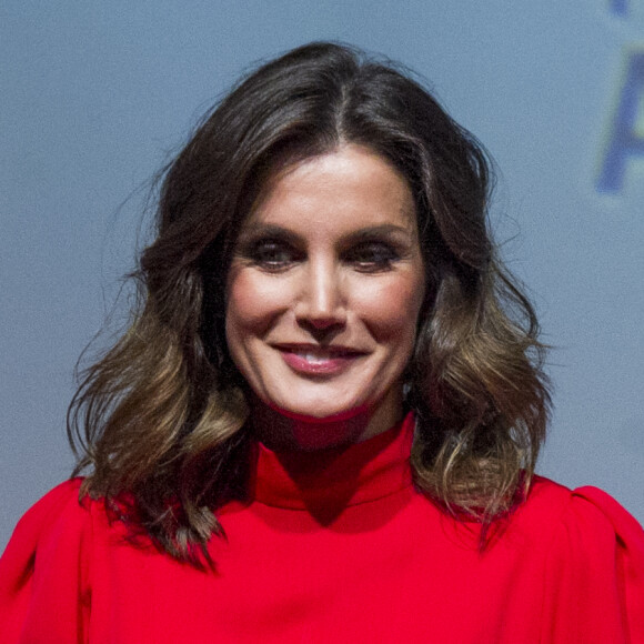 La reine Letizia d'Espagne, vêtue d'une robe portée près d'une quarantaine d'années plus tôt par sa belle-mère la reine Sofia, présidait à la remise des Prix Nationaux de la Mode espagnole au Musée du Costume à Madrid le 19 décembre 2018.