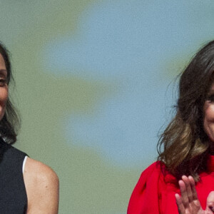 La reine Letizia d'Espagne, vêtue d'une robe portée près d'une quarantaine d'années plus tôt par sa belle-mère la reine Sofia, présidait à la remise des Prix Nationaux de la Mode espagnole au Musée du Costume à Madrid le 19 décembre 2018.