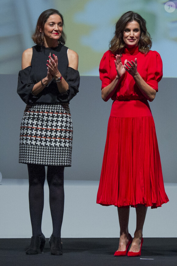 La reine Letizia d'Espagne, vêtue d'une robe portée près d'une quarantaine d'années plus tôt par sa belle-mère la reine Sofia, présidait à la remise des Prix Nationaux de la Mode espagnole au Musée du Costume à Madrid le 19 décembre 2018.