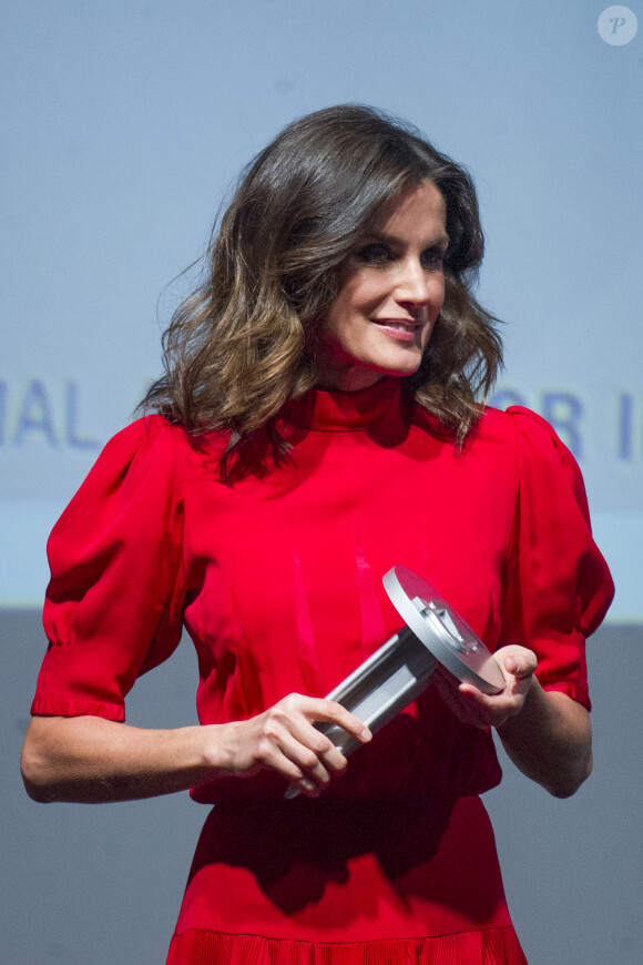 La reine Letizia d'Espagne, vêtue d'une robe portée près d'une quarantaine d'années plus tôt par sa belle-mère la reine Sofia, présidait à la remise des Prix Nationaux de la Mode espagnole au Musée du Costume à Madrid le 19 décembre 2018.