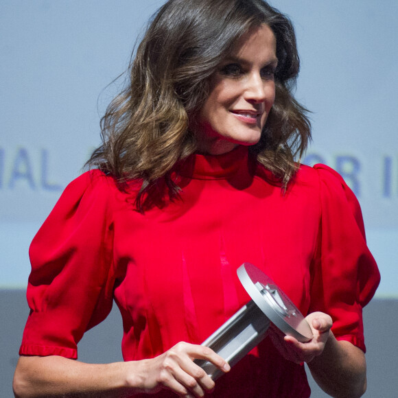 La reine Letizia d'Espagne, vêtue d'une robe portée près d'une quarantaine d'années plus tôt par sa belle-mère la reine Sofia, présidait à la remise des Prix Nationaux de la Mode espagnole au Musée du Costume à Madrid le 19 décembre 2018.