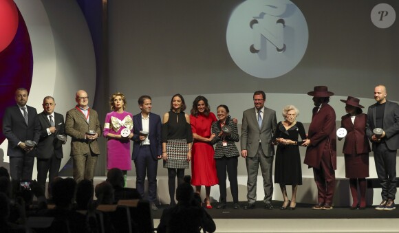 La reine Letizia d'Espagne, vêtue d'une robe portée près d'une quarantaine d'années plus tôt par sa belle-mère la reine Sofia, présidait à la remise des Prix Nationaux de la Mode espagnole au Musée du Costume à Madrid le 19 décembre 2018.