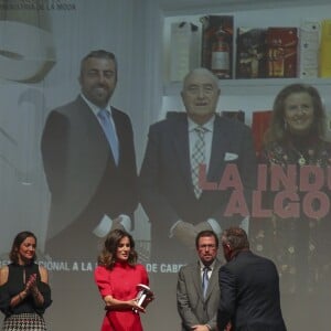 La reine Letizia d'Espagne, vêtue d'une robe portée près d'une quarantaine d'années plus tôt par sa belle-mère la reine Sofia, présidait à la remise des Prix Nationaux de la Mode espagnole au Musée du Costume à Madrid le 19 décembre 2018.