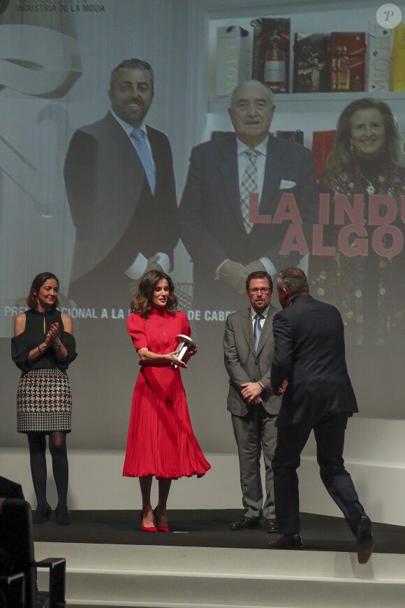 La reine Letizia d'Espagne, vêtue d'une robe portée près d'une quarantaine d'années plus tôt par sa belle-mère la reine Sofia, présidait à la remise des Prix Nationaux de la Mode espagnole au Musée du Costume à Madrid le 19 décembre 2018.