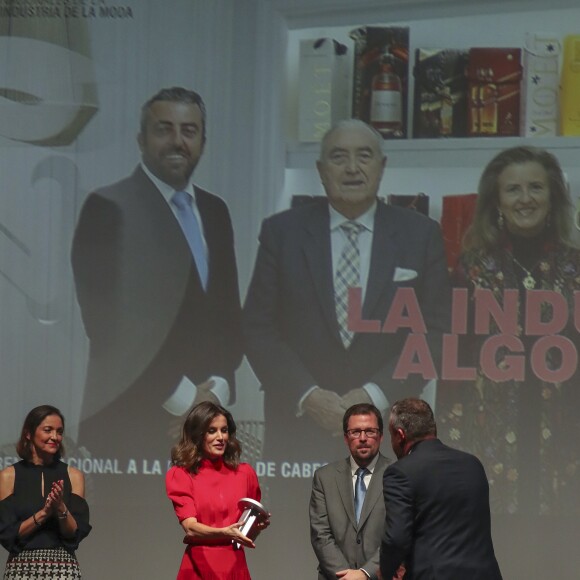 La reine Letizia d'Espagne, vêtue d'une robe portée près d'une quarantaine d'années plus tôt par sa belle-mère la reine Sofia, présidait à la remise des Prix Nationaux de la Mode espagnole au Musée du Costume à Madrid le 19 décembre 2018.