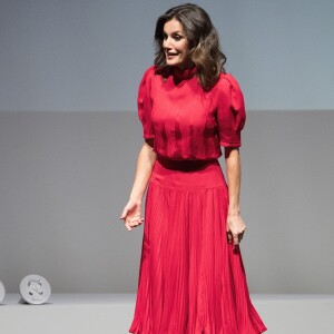 La reine Letizia d'Espagne, vêtue d'une robe portée près d'une quarantaine d'années plus tôt par sa belle-mère la reine Sofia, présidait à la remise des Prix Nationaux de la Mode espagnole au Musée du Costume à Madrid le 19 décembre 2018.