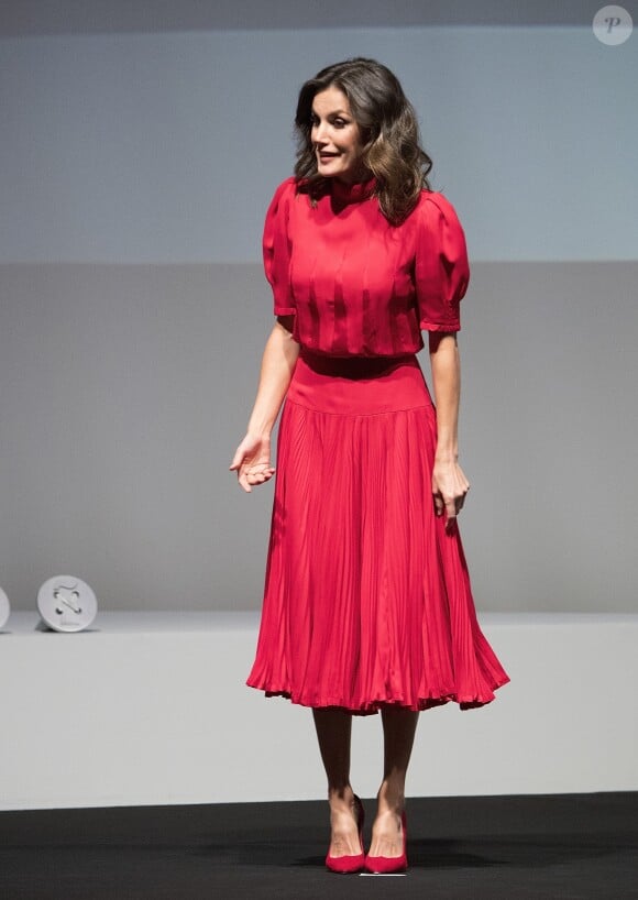 La reine Letizia d'Espagne, vêtue d'une robe portée près d'une quarantaine d'années plus tôt par sa belle-mère la reine Sofia, présidait à la remise des Prix Nationaux de la Mode espagnole au Musée du Costume à Madrid le 19 décembre 2018.