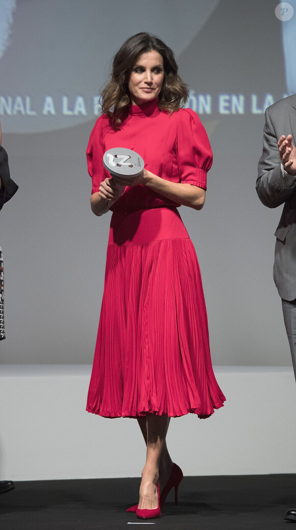La reine Letizia d'Espagne, vêtue d'une robe portée près d'une quarantaine d'années plus tôt par sa belle-mère la reine Sofia, présidait à la remise des Prix Nationaux de la Mode espagnole au Musée du Costume à Madrid le 19 décembre 2018.