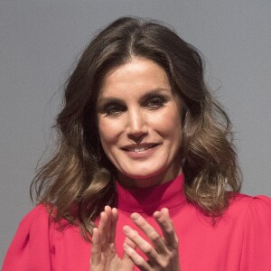 La reine Letizia d'Espagne, vêtue d'une robe portée près d'une quarantaine d'années plus tôt par sa belle-mère la reine Sofia, présidait à la remise des Prix Nationaux de la Mode espagnole au Musée du Costume à Madrid le 19 décembre 2018.