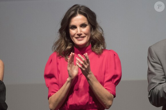 La reine Letizia d'Espagne, vêtue d'une robe portée près d'une quarantaine d'années plus tôt par sa belle-mère la reine Sofia, présidait à la remise des Prix Nationaux de la Mode espagnole au Musée du Costume à Madrid le 19 décembre 2018.