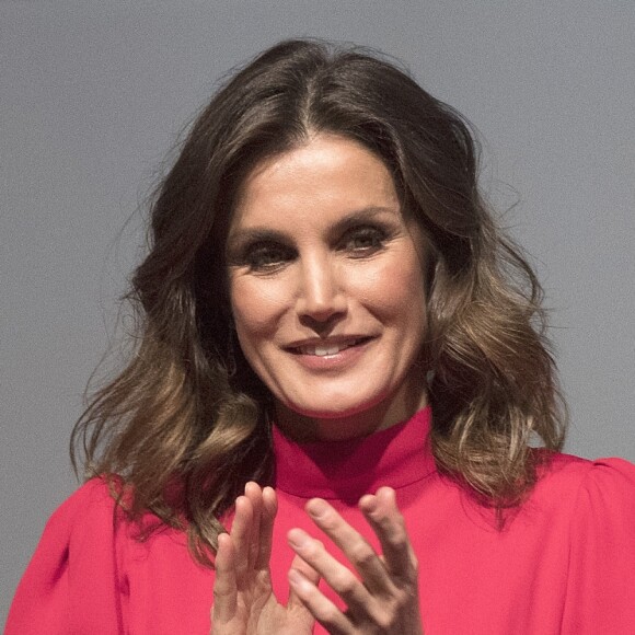 La reine Letizia d'Espagne, vêtue d'une robe portée près d'une quarantaine d'années plus tôt par sa belle-mère la reine Sofia, présidait à la remise des Prix Nationaux de la Mode espagnole au Musée du Costume à Madrid le 19 décembre 2018.