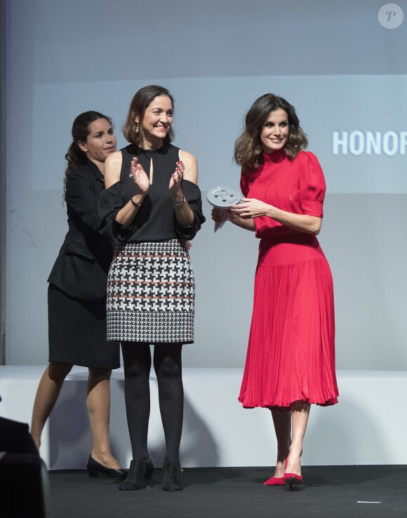 La reine Letizia d'Espagne, vêtue d'une robe portée près d'une quarantaine d'années plus tôt par sa belle-mère la reine Sofia, présidait à la remise des Prix Nationaux de la Mode espagnole au Musée du Costume à Madrid le 19 décembre 2018.