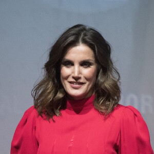 La reine Letizia d'Espagne, vêtue d'une robe portée près d'une quarantaine d'années plus tôt par sa belle-mère la reine Sofia, présidait à la remise des Prix Nationaux de la Mode espagnole au Musée du Costume à Madrid le 19 décembre 2018.