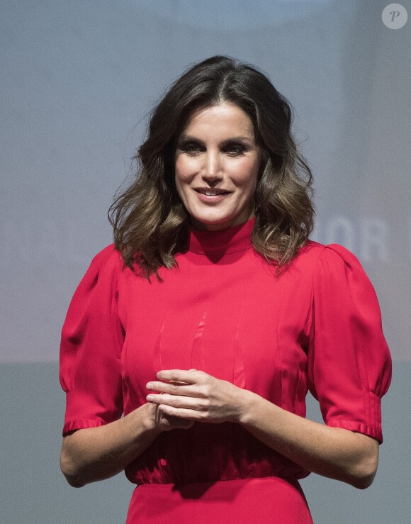 La reine Letizia d'Espagne, vêtue d'une robe portée près d'une quarantaine d'années plus tôt par sa belle-mère la reine Sofia, présidait à la remise des Prix Nationaux de la Mode espagnole au Musée du Costume à Madrid le 19 décembre 2018.