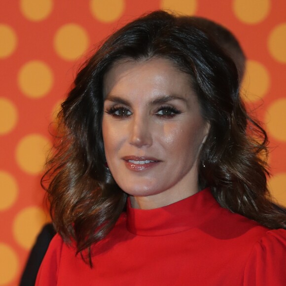 La reine Letizia d'Espagne, vêtue d'une robe portée près d'une quarantaine d'années plus tôt par sa belle-mère la reine Sofia, présidait à la remise des Prix Nationaux de la Mode espagnole au Musée du Costume à Madrid le 19 décembre 2018.