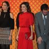 La reine Letizia d'Espagne, vêtue d'une robe portée près d'une quarantaine d'années plus tôt par sa belle-mère la reine Sofia, présidait à la remise des Prix Nationaux de la Mode espagnole au Musée du Costume à Madrid le 19 décembre 2018.