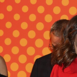 La reine Letizia d'Espagne, vêtue d'une robe portée près d'une quarantaine d'années plus tôt par sa belle-mère la reine Sofia, présidait à la remise des Prix Nationaux de la Mode espagnole au Musée du Costume à Madrid le 19 décembre 2018.