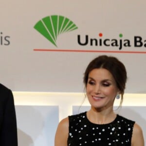 Le roi Felipe VI et la reine Letizia d'Espagne (robe à sequins Carolina Herrera) lors de la cérémonie de remise des prix de journalisme "Mariano de Cavia", "Luca de Tena" et "Mingote" à Madrid le 17 décembre 2018